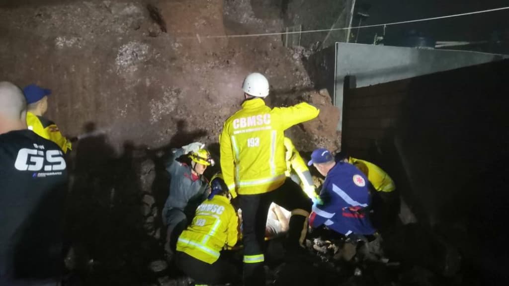 Homem é soterrado ao tentar salvar cachorro durante deslizamento de terra