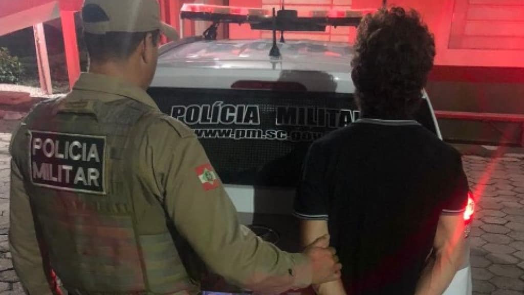 Ladrão foragido é encontrado na casa da namorada em Tijucas