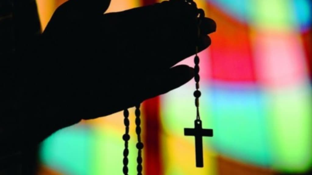 Mulher é condenada por incêndios em igreja e perseguição a padre em SC