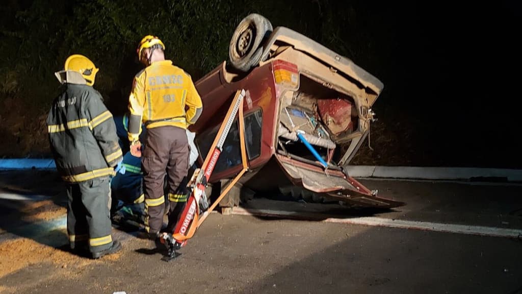 Idoso de 64 anos morre após perder controle e capotar veículo na BR-282