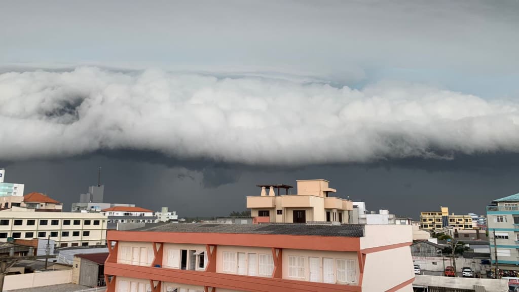 Forte tempestade provoca alerta vermelho e avança em Santa Catarina