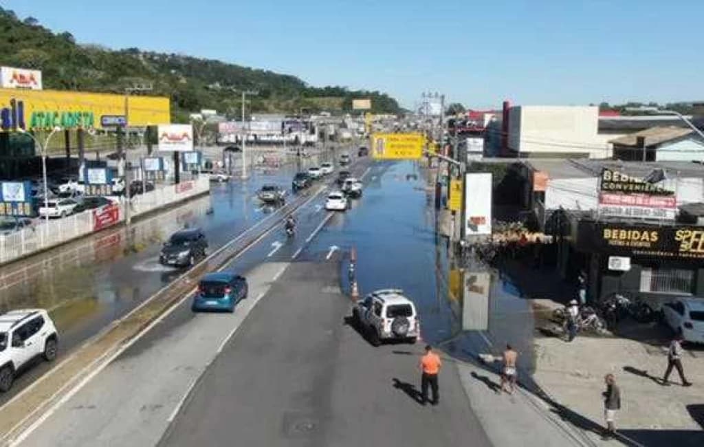 Maré alta invade SC-405 e gera transtornos aos motoristas em Florianópolis
