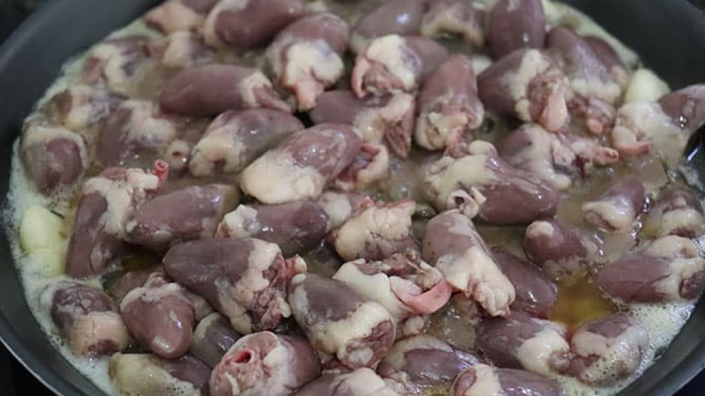 Ladrão furta bandeja com coração de galinha e faz ameaças a funcionário de supermercado