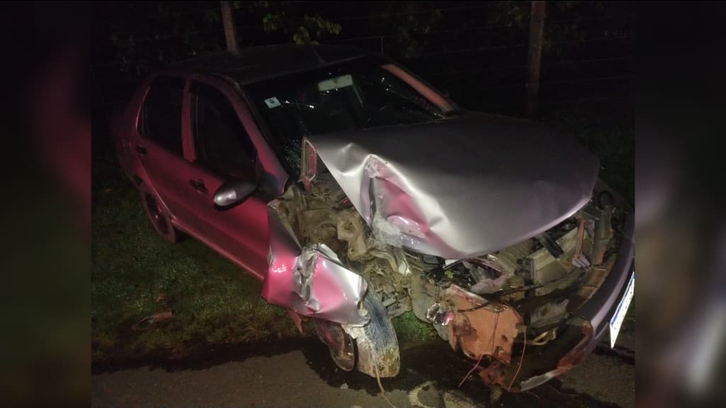 Colisão em poste deixa carro destruído, mas condutora sai sem ferimentos