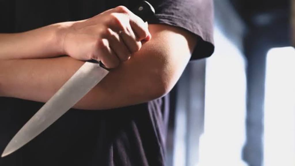 Homem é preso após esfaquear a namorada no peito