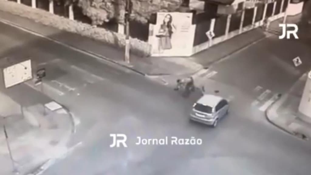 Motorista avança na preferencial e atinge motoboy violentamente em cruzamento de Tijucas