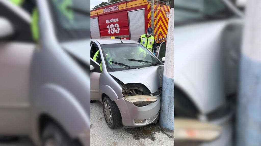 Mulher perde controle da direção e colide veículo contra poste em Itapema