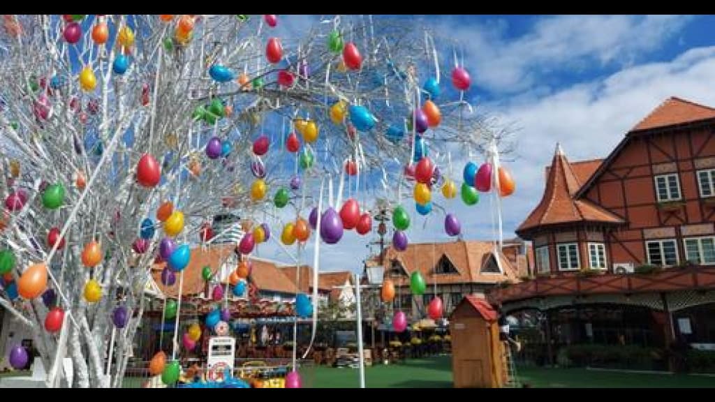 Parque Vila Germânica transforma-se em casa do coelhinho da Páscoa em Blumenau