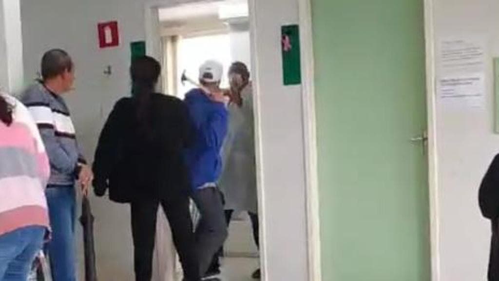 “Dia do médico”: marido de paciente dá marteladas na cabeça de doutor durante atendimento