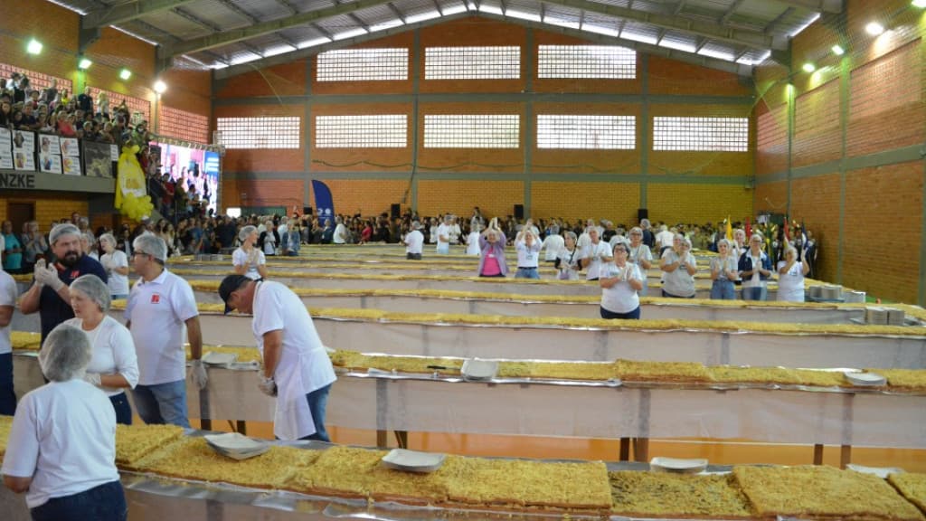 Blumenau comemorou aniversário com cuca gigante de 199 metros e bateu recorde