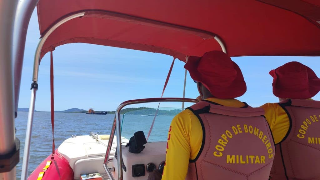 Jovem desaparece no mar durante passeio de caiaque com amigos, em São Francisco do Sul