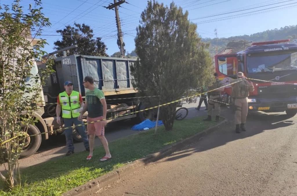 Menino de 12 anos morre ao ser atropelado por caminhão em SC