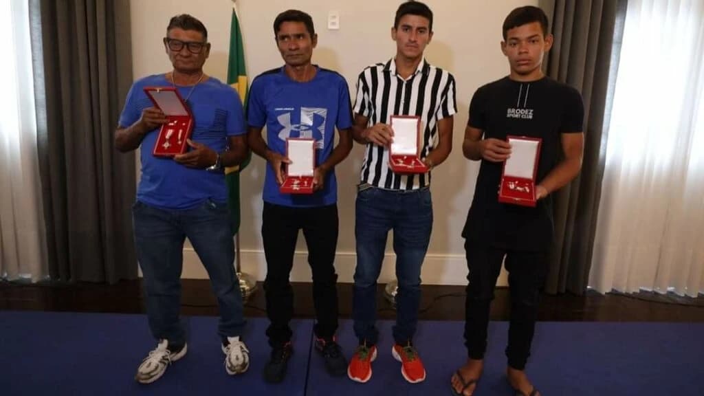 Pescadores que salvaram 50 pessoas em naufrágio recebem Medalha do Mérito