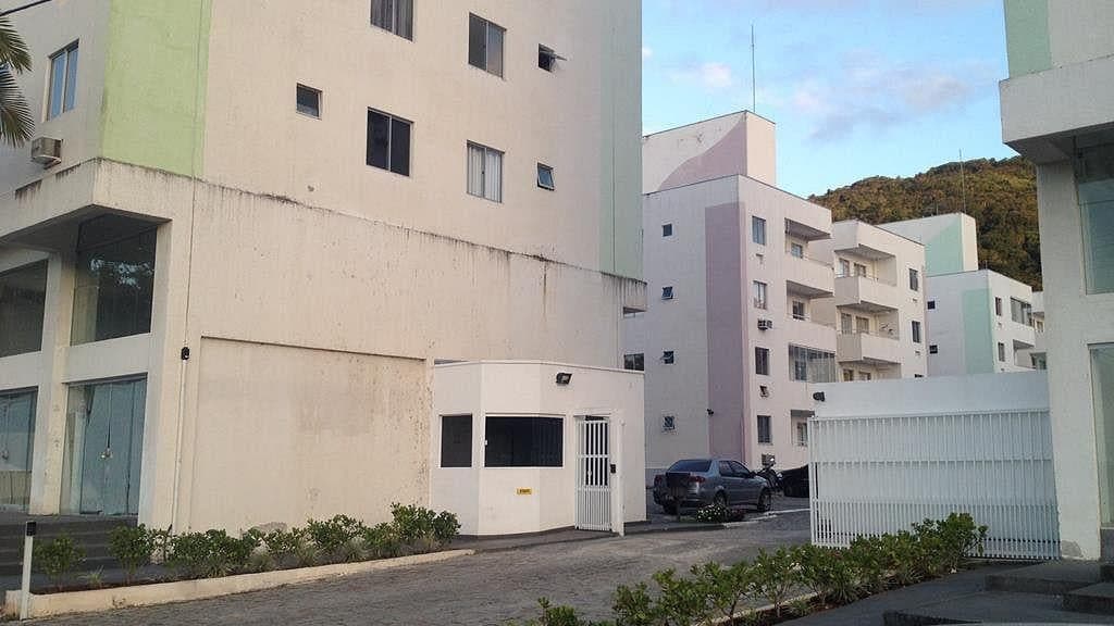 Homem drogado ameaça crianças e apanha de moradores em condomínio de Camboriú