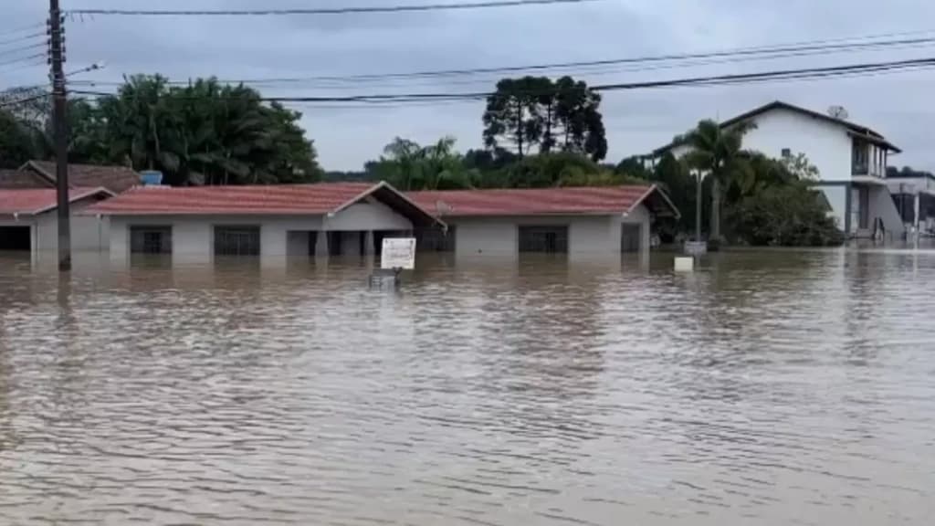 Cidades de SC seguem ilhadas duas semanas após enchentes