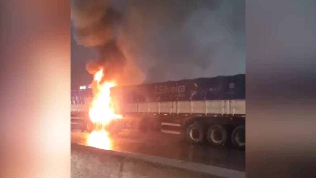 Carreta carregada de cevada pega fogo na BR-101, em São José