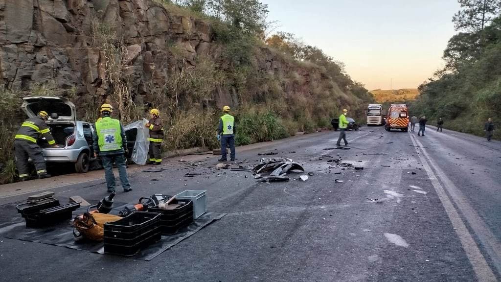 Motorista morre após colisão frontal entre dois veículos na BR-282