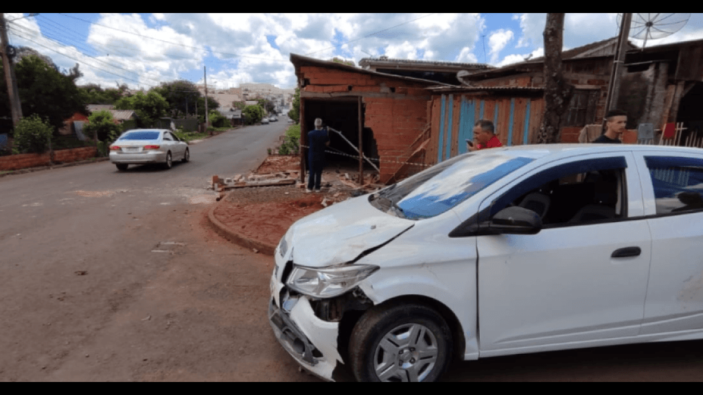 Criança de 6 anos é atropelada após carro invadir residência