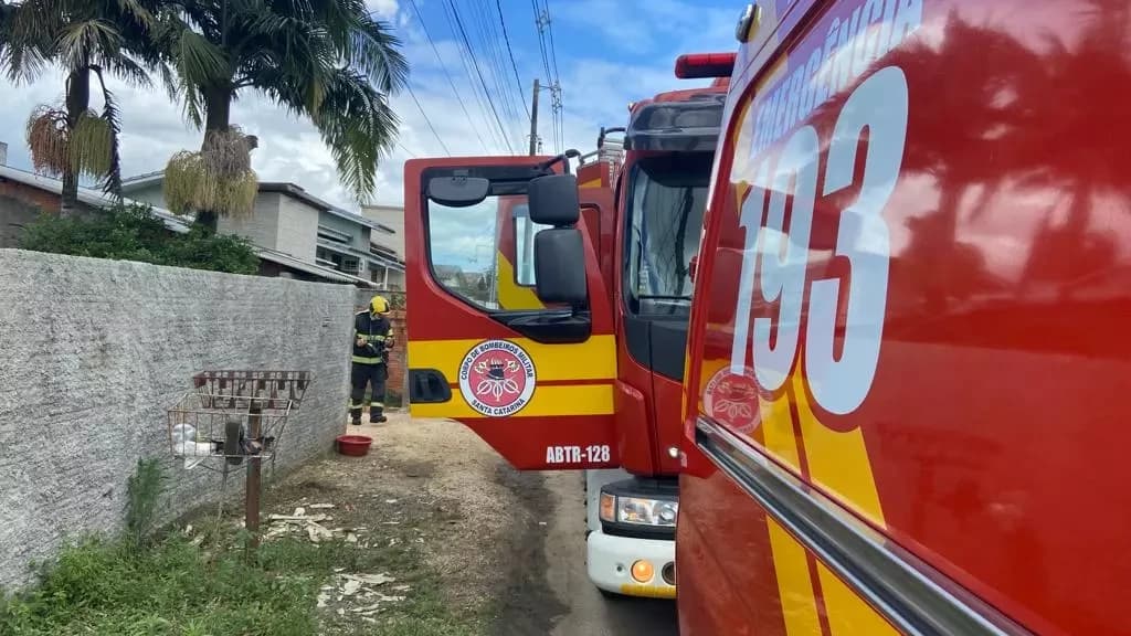 Mulher evita tragédia na casa da vizinha após impedir incêndio com mangueira de jardim