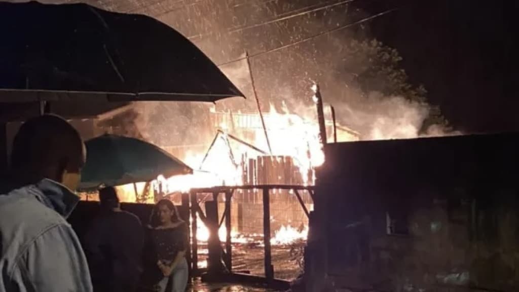 “Gato” de energia supostamente leva a incêndio em casa abandonada em São João Batista