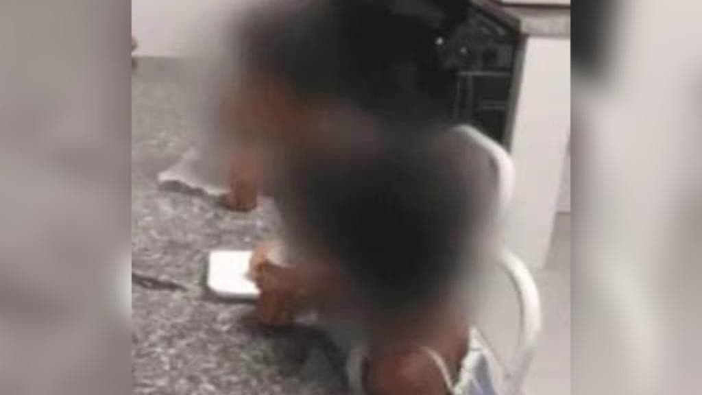 Crianças são encontradas sozinhas chorando e com vela acesa em residência
