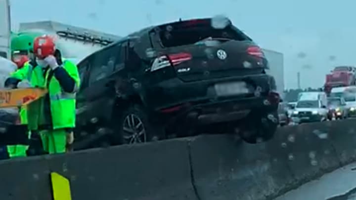 TIJUCAS: Motorista perde controle e carro sobe na mureta na BR-101