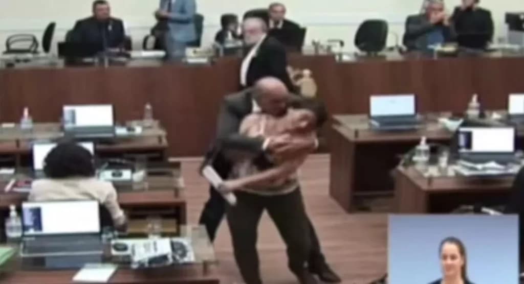 Vereadora é agarrada por vereador durante sessão de Câmara de Vereadores em SC