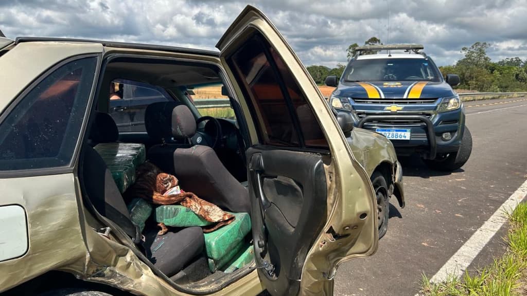 Pai é preso e menina de 12 anos fica ferida após fuga de veículo com 240 kg de maconha