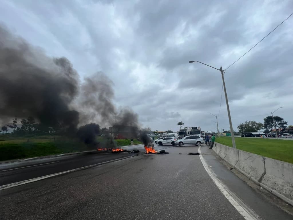 Em Tijucas e Porto Belo, BR-101 é completamente trancada por manifestantes