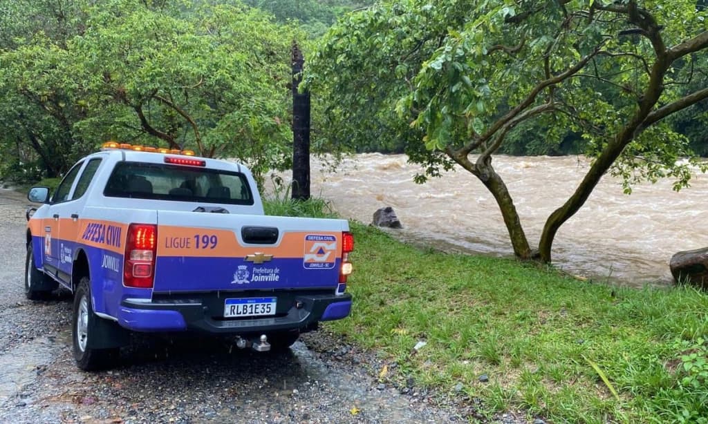 Grande volume de chuva deixa Joinville em alerta vermelho