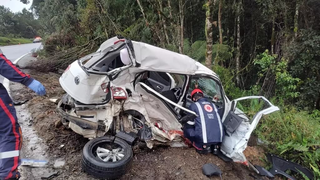 Colisão frontal entre veículos deixa dois mortos na BR-282, em Rancho Queimado