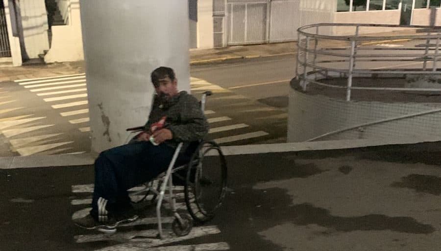 Homem esquece que é “cadeirante” e começa a dançar em show, em Lages