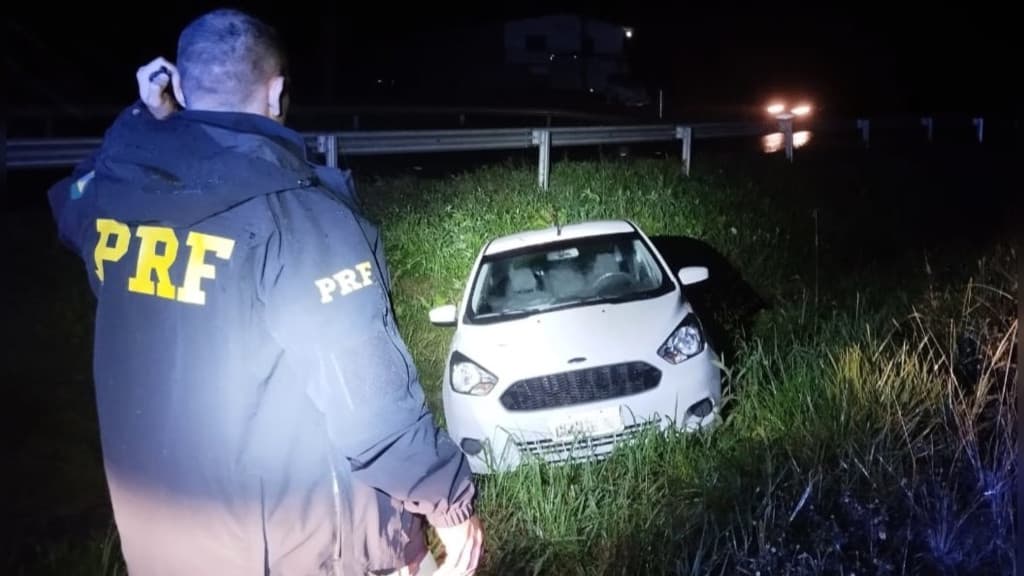 Carro roubado em Porto Belo é recuperado horas depois na BR-470
