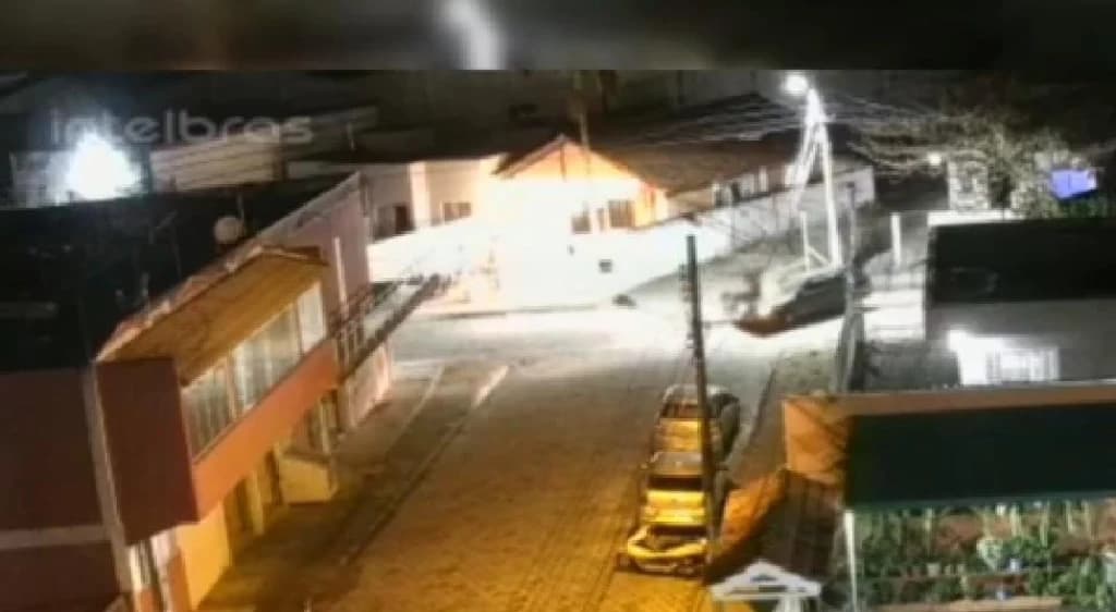 VÍDEO: Motorista corta a frente de motociclista e foge do local em Porto Belo