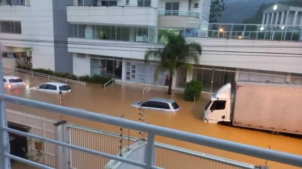 Itajaí é a cidade com maior volume de chuva e bate recorde de 1981