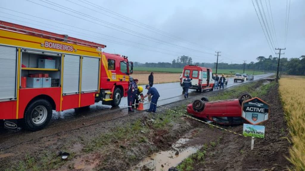 Motorista perde controle da direção, capota carro e tem cabeça decapitada após acidente