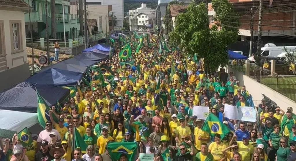 Manifestação em frente ao Tiro de Guerra é registrada neste sábado em Brusque