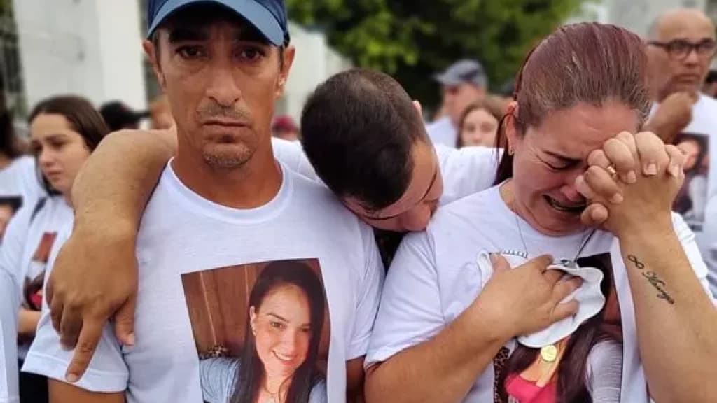 Família de jovem vítima de dengue faz manifestação pedindo justiça em BC
