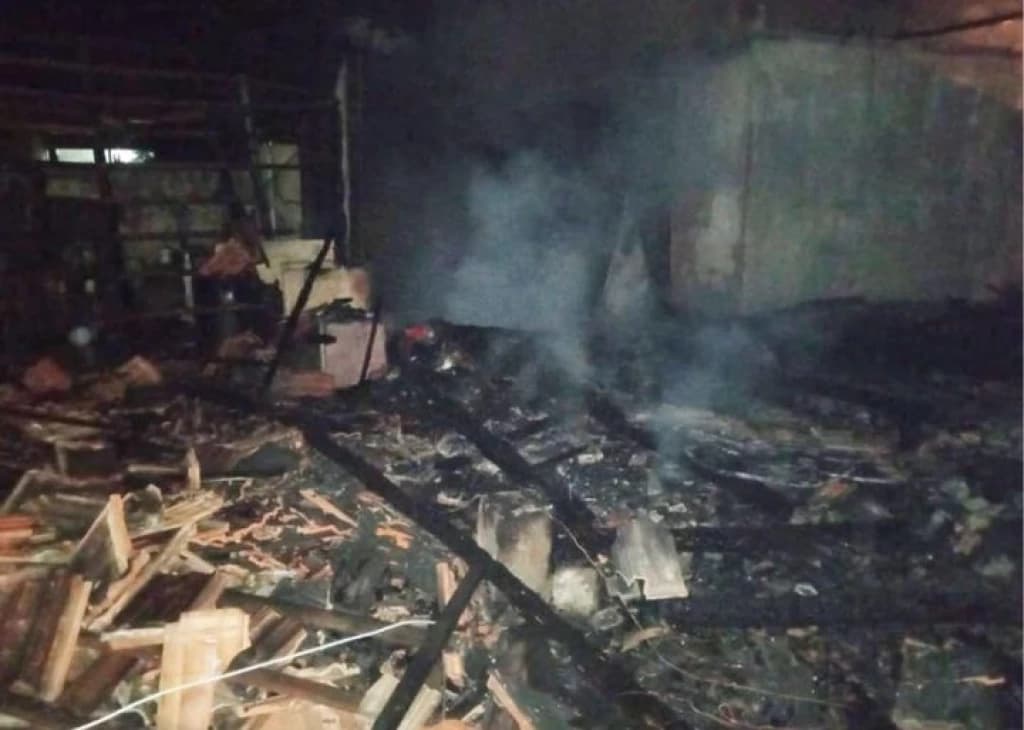 Homem coloca fogo em casa com mãe e 5 crianças em SC