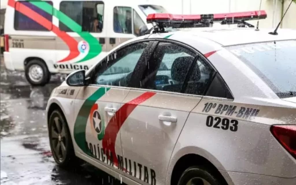 Homem apedreja carro e é surpreendido com tiros em SC