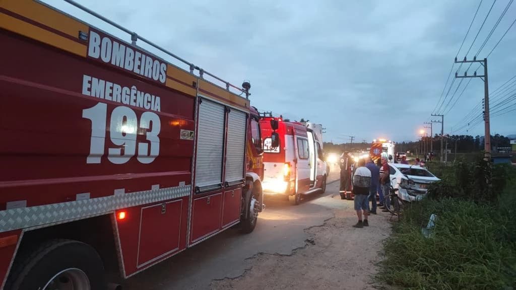 Acidente entre carro e caminhão deixa três feridos na SC-410, em Tijucas