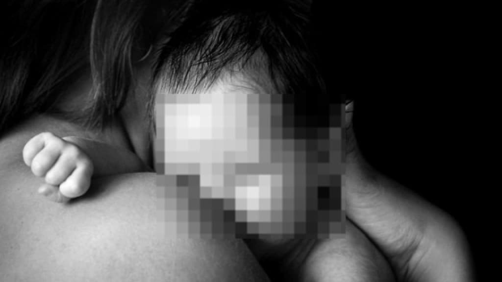 Homem obriga mulher a comprar drogas com bebê de 5 meses e é preso em SC