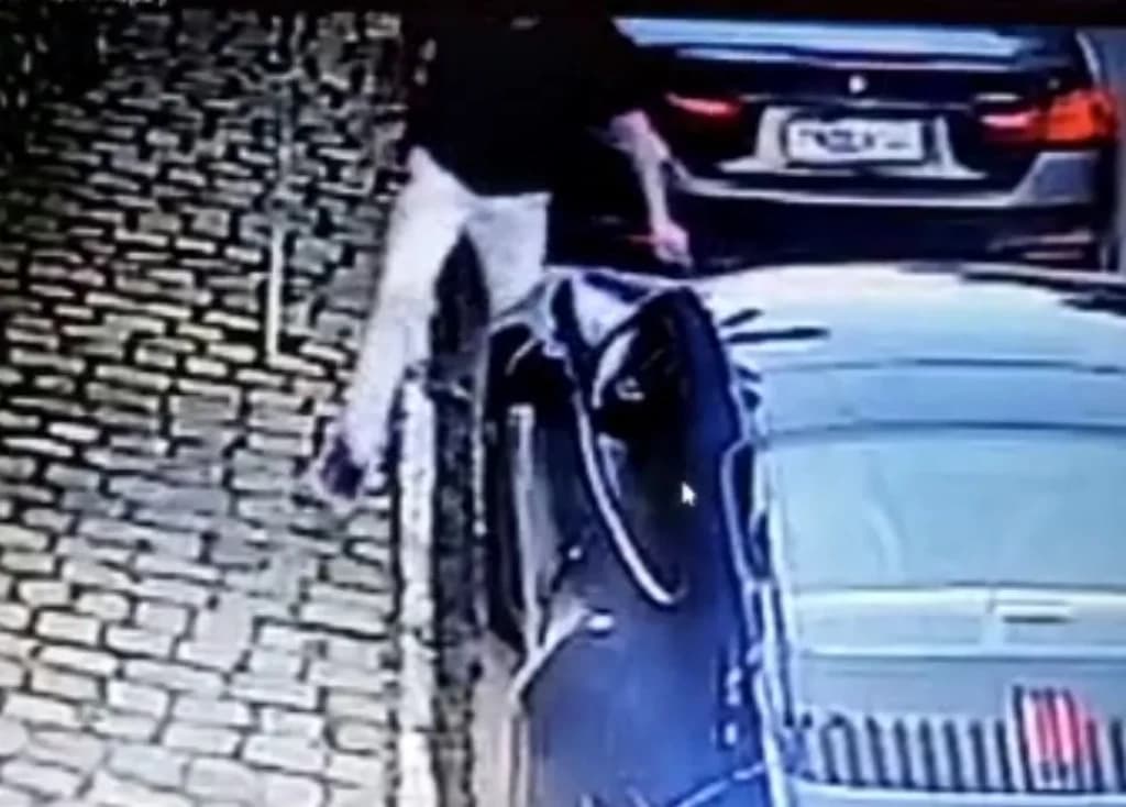 Empresário risca Porsche estacionado e causa revolta na internet