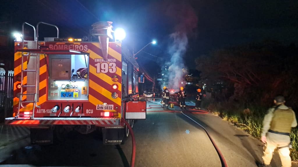 Motorista foge e população incendeia camionete após acidente matar jovem em Camboriú