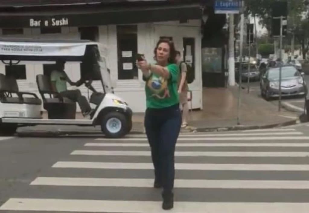 Vídeo: Deputada Carla Zambelli saca arma e aponta para homem durante confusão