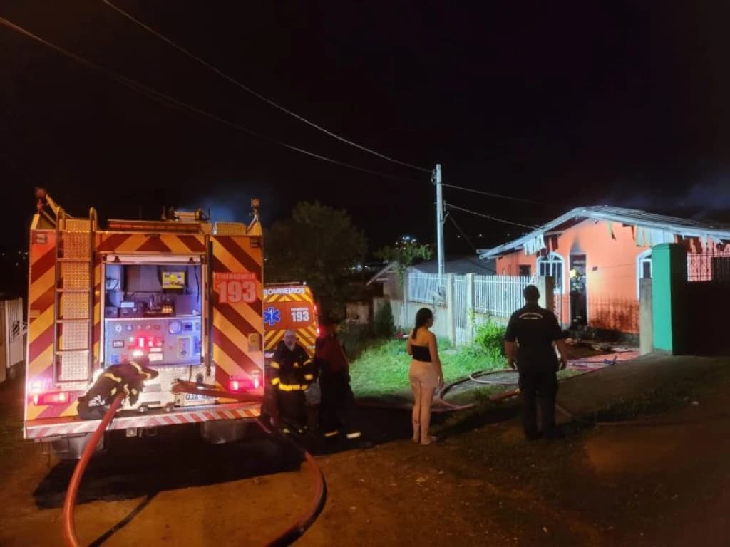 Homem acorda à noite e salva família de incêndio em ato heroico