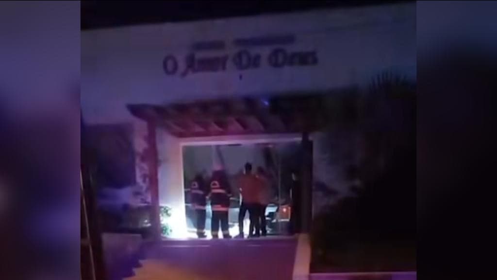 Teto de igreja desaba durante culto religioso em SC