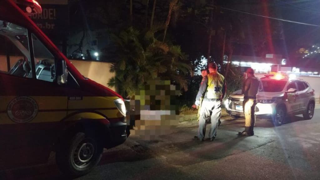 Jovem morre após colidir contra muro e árvore em Brusque