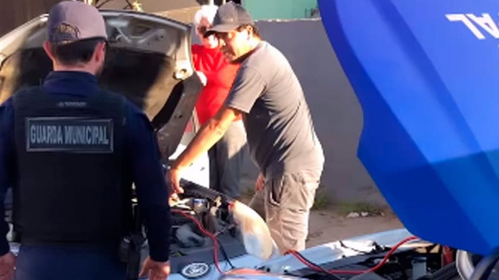 Guarda Municipal de Itapema socorre motorista com problemas em veículo