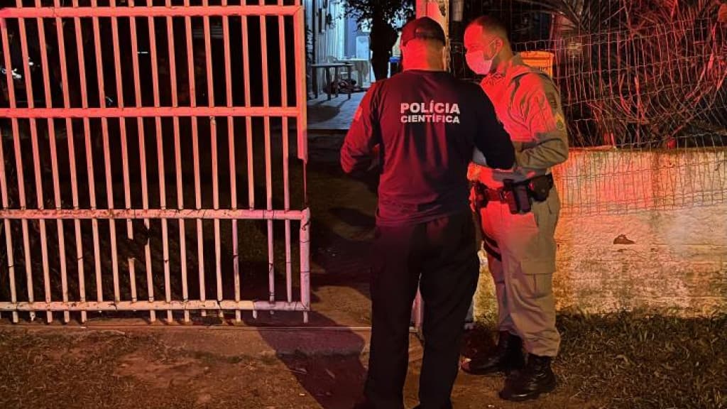 Corpo de homem é encontrado com corte no pescoço dentro de residência